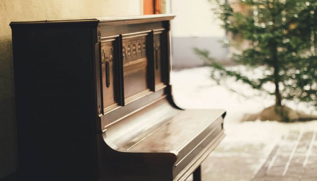 brown wooden piano-min